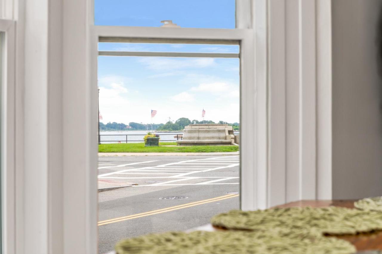 A By The Bay - Stunning Seaside Apartment *